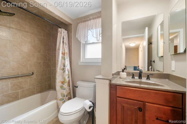 39738 Day Drive E, Clinton Charter Township, MI 48038