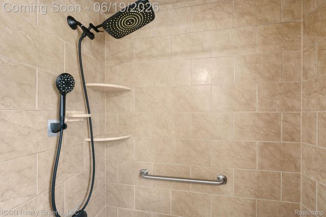 39738 Day Drive E, Clinton Charter Township, MI 48038