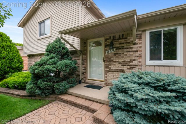 39738 Day Drive E, Clinton Charter Township, MI 48038
