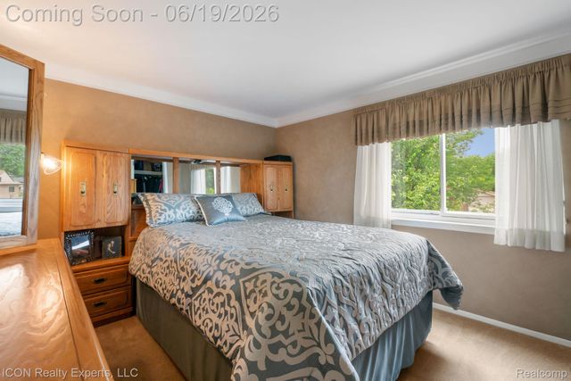 39738 Day Drive E, Clinton Charter Township, MI 48038