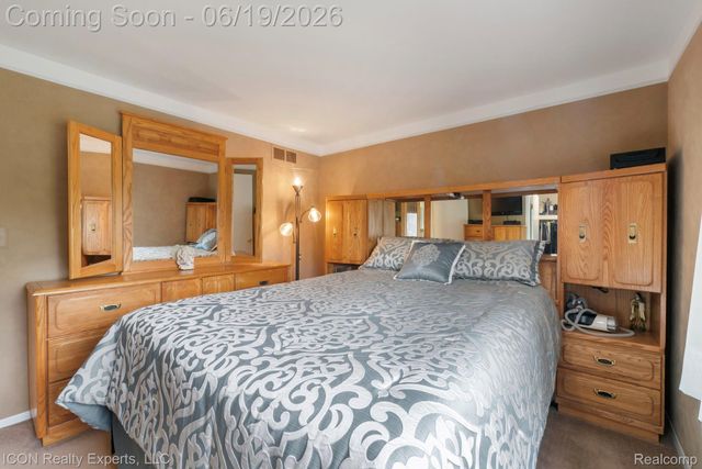 39738 Day Drive E, Clinton Charter Township, MI 48038