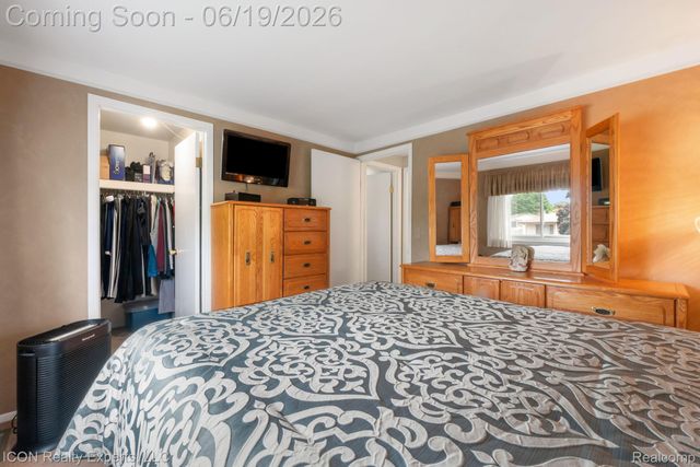 39738 Day Drive E, Clinton Charter Township, MI 48038