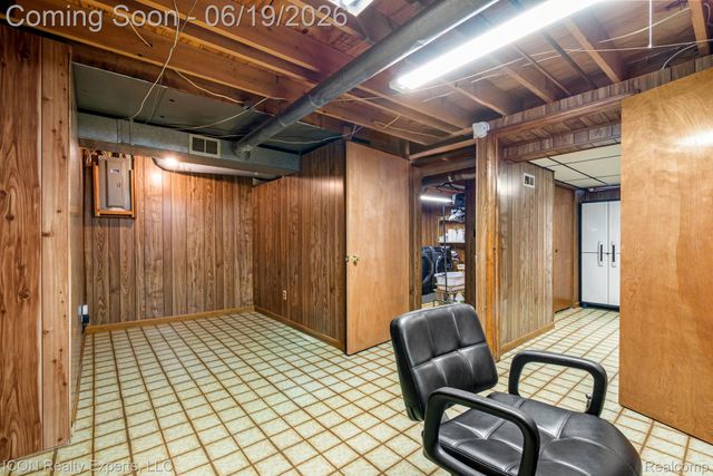 39738 Day Drive E, Clinton Charter Township, MI 48038