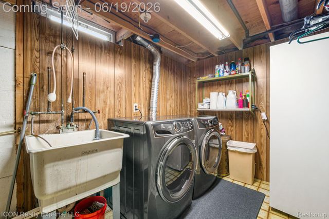 39738 Day Drive E, Clinton Charter Township, MI 48038