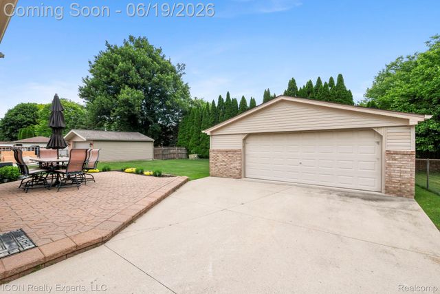 39738 Day Drive E, Clinton Charter Township, MI 48038