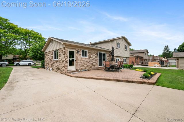 39738 Day Drive E, Clinton Charter Township, MI 48038