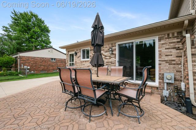 39738 Day Drive E, Clinton Charter Township, MI 48038