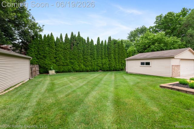 39738 Day Drive E, Clinton Charter Township, MI 48038