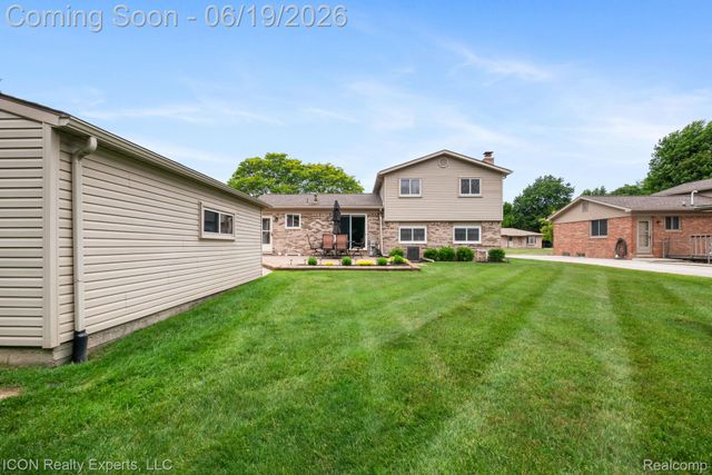 39738 Day Drive E, Clinton Charter Township, MI 48038