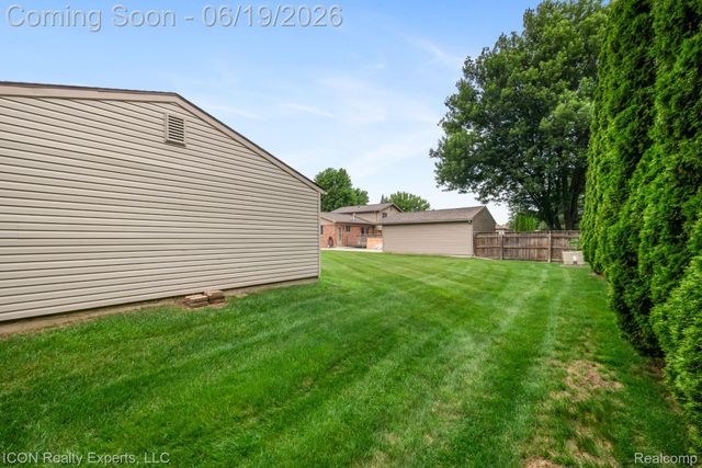 39738 Day Drive E, Clinton Charter Township, MI 48038