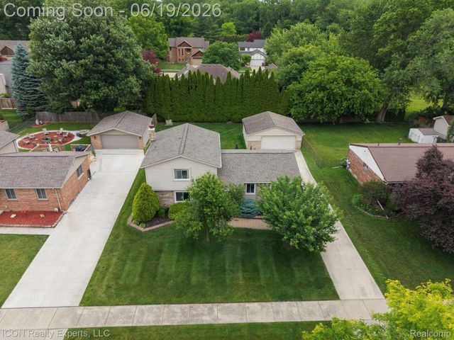 39738 Day Drive E, Clinton Charter Township, MI 48038