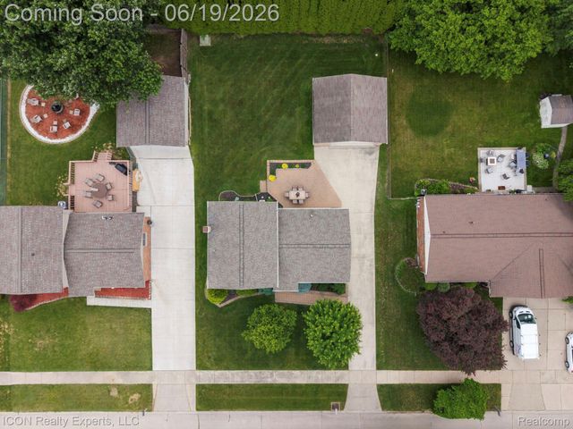 39738 Day Drive E, Clinton Charter Township, MI 48038