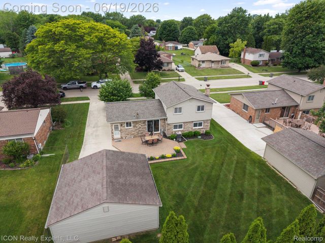 39738 Day Drive E, Clinton Charter Township, MI 48038