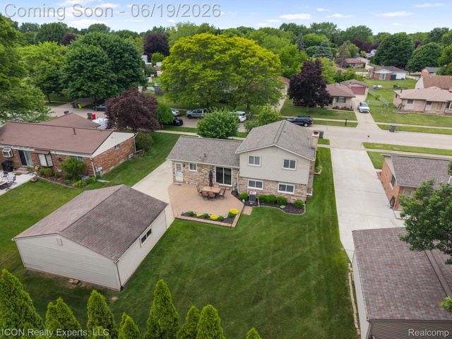 39738 Day Drive E, Clinton Charter Township, MI 48038