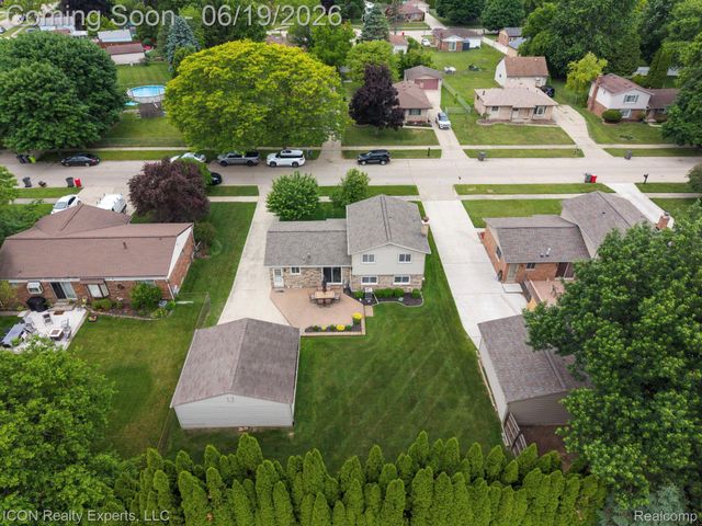 39738 Day Drive E, Clinton Charter Township, MI 48038