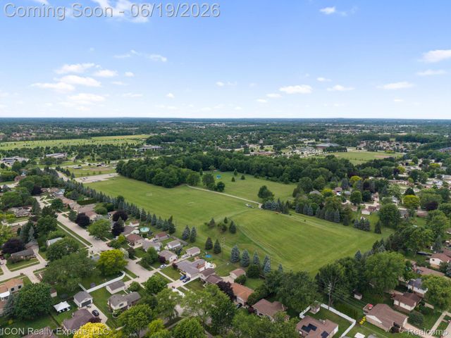 39738 Day Drive E, Clinton Charter Township, MI 48038