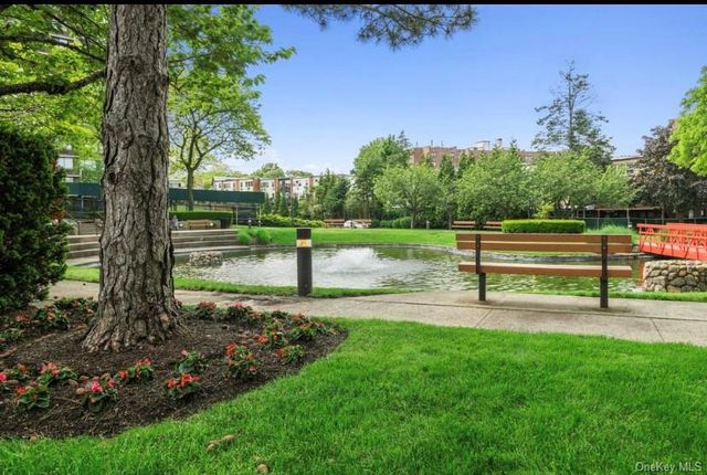 1 BAY CLUB Drive 6V, Bayside, NY 11360