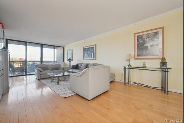 1 BAY CLUB Drive 6V, Bayside, NY 11360