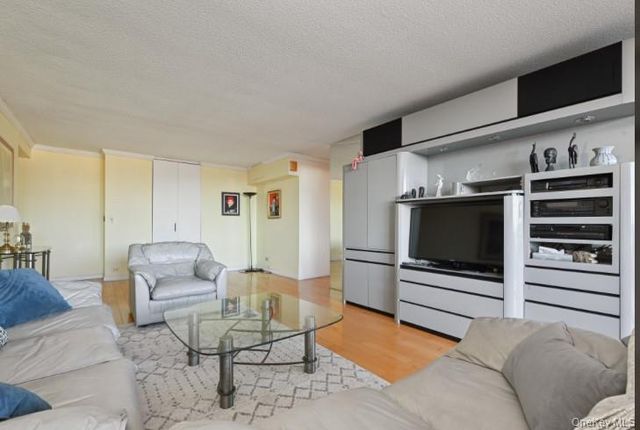 1 BAY CLUB Drive 6V, Bayside, NY 11360