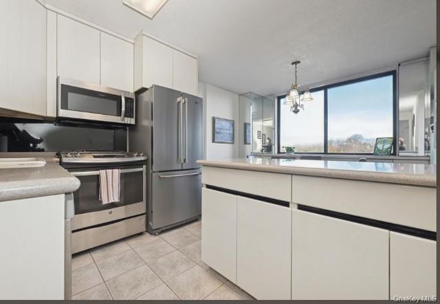 1 BAY CLUB Drive 6V, Bayside, NY 11360