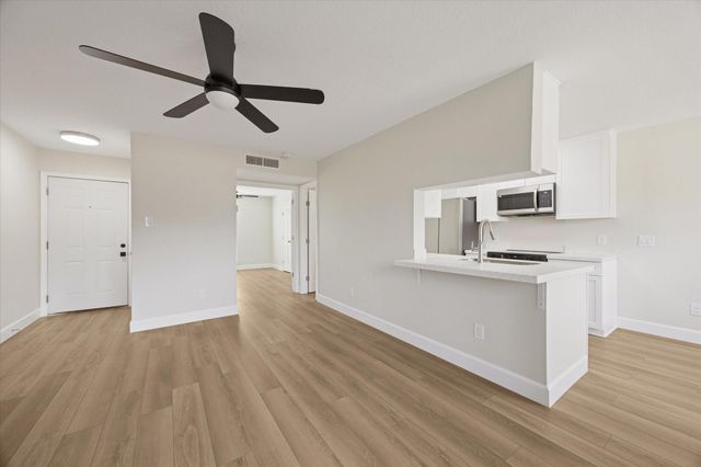 18800 Egret Bay Boulevard 907, Houston, TX 77058