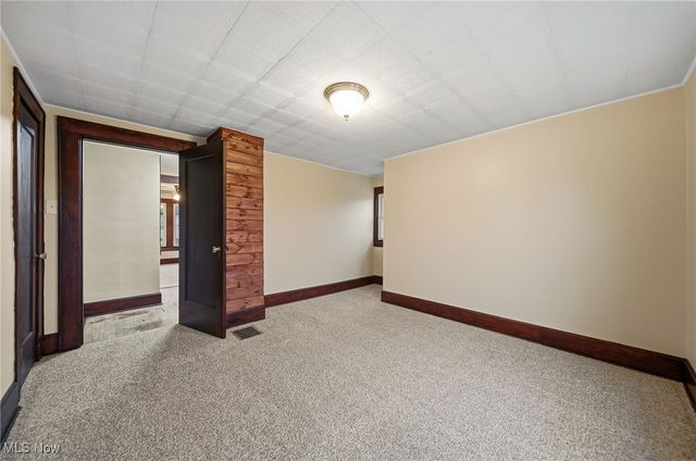 17 Ceramic Avenue, Zanesville, OH 43701