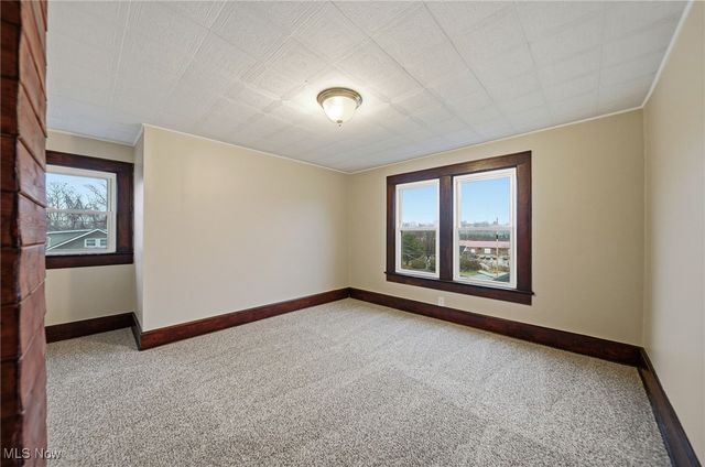 17 Ceramic Avenue, Zanesville, OH 43701