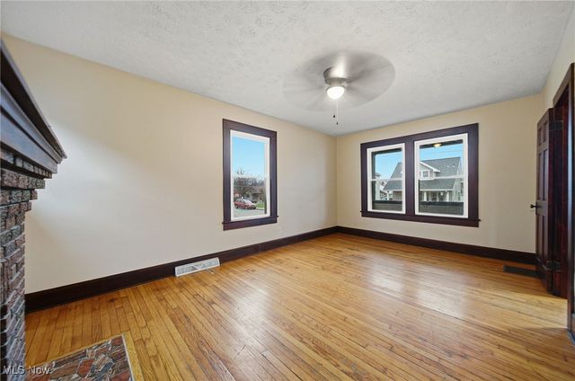 17 Ceramic Avenue, Zanesville, OH 43701