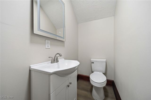 17 Ceramic Avenue, Zanesville, OH 43701