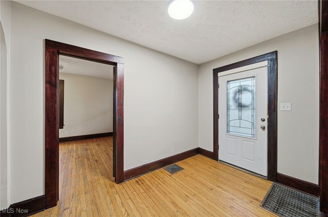 17 Ceramic Avenue, Zanesville, OH 43701