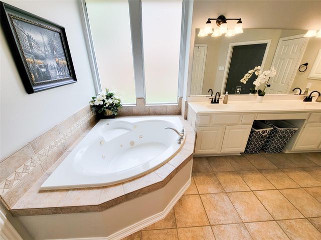 78 N Bluff Creek Circle, The Woodlands, TX 77382