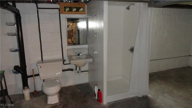 215 Alpine, Chester, WV 26034