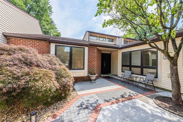 215 Hornbill Drive, Manhasset, NY 11030