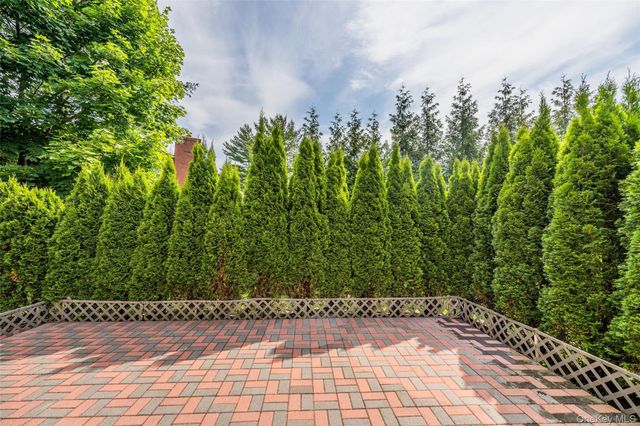 215 Hornbill Drive, Manhasset, NY 11030