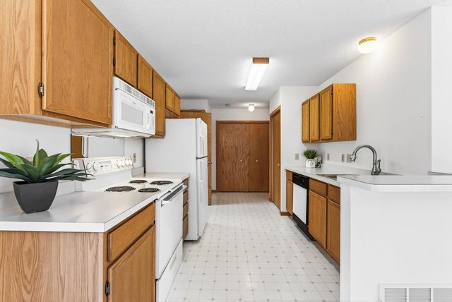 13807 Granada Way 9, Apple Valley, MN 55124