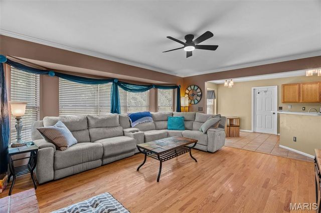 5794 Wickershire Lane, St Louis, MO 63129