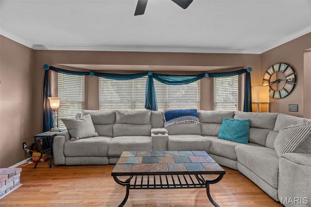 5794 Wickershire Lane, St Louis, MO 63129