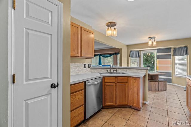 5794 Wickershire Lane, St Louis, MO 63129