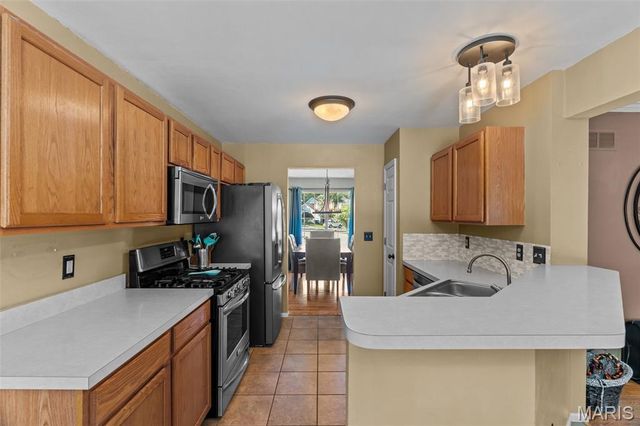 5794 Wickershire Lane, St Louis, MO 63129