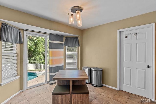 5794 Wickershire Lane, St Louis, MO 63129