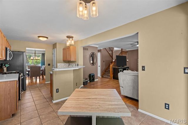 5794 Wickershire Lane, St Louis, MO 63129
