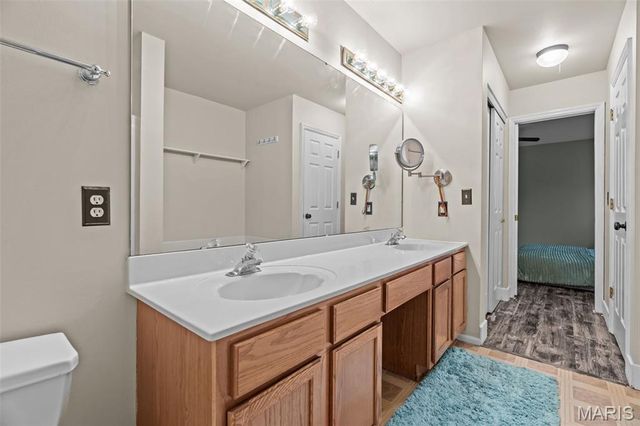 5794 Wickershire Lane, St Louis, MO 63129