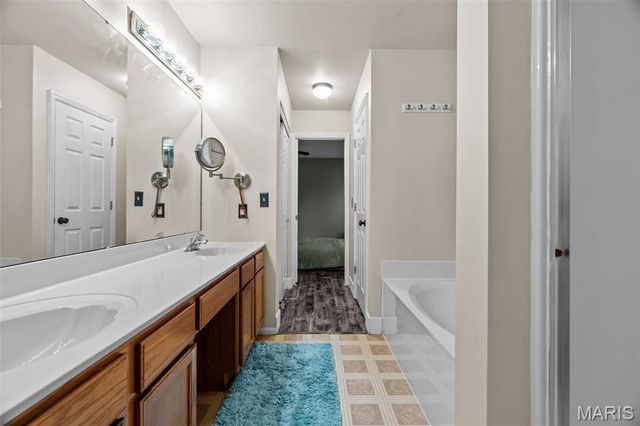 5794 Wickershire Lane, St Louis, MO 63129