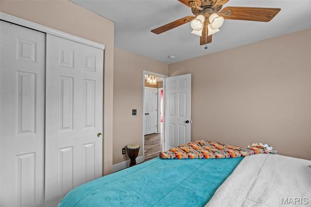5794 Wickershire Lane, St Louis, MO 63129