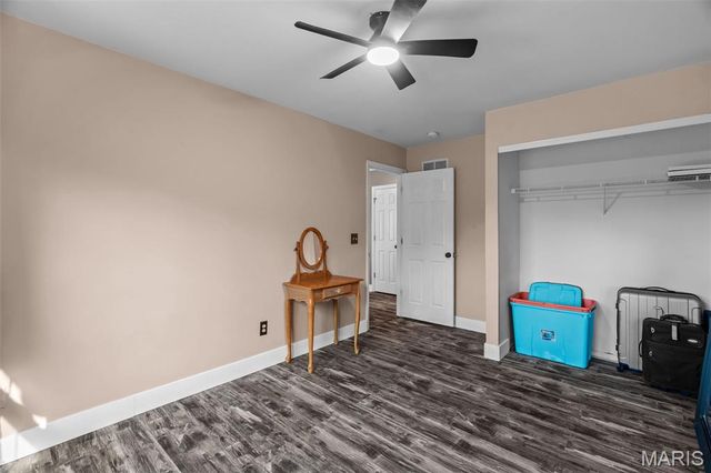 5794 Wickershire Lane, St Louis, MO 63129