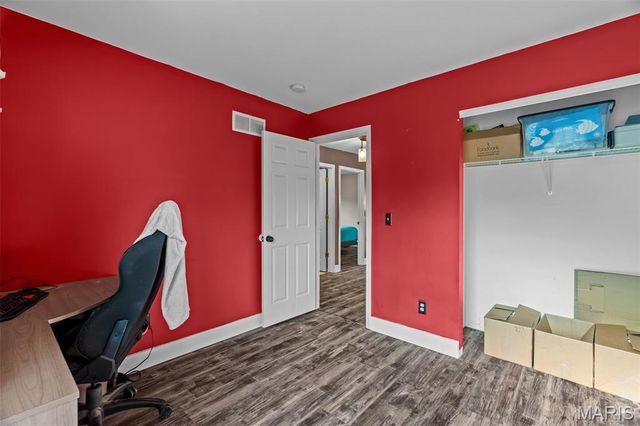 5794 Wickershire Lane, St Louis, MO 63129