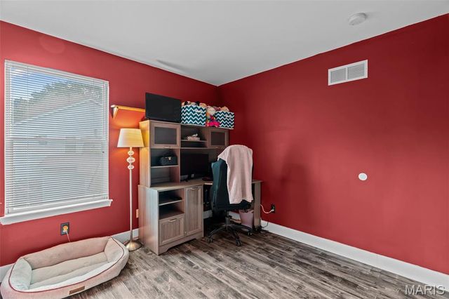 5794 Wickershire Lane, St Louis, MO 63129