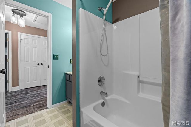 5794 Wickershire Lane, St Louis, MO 63129