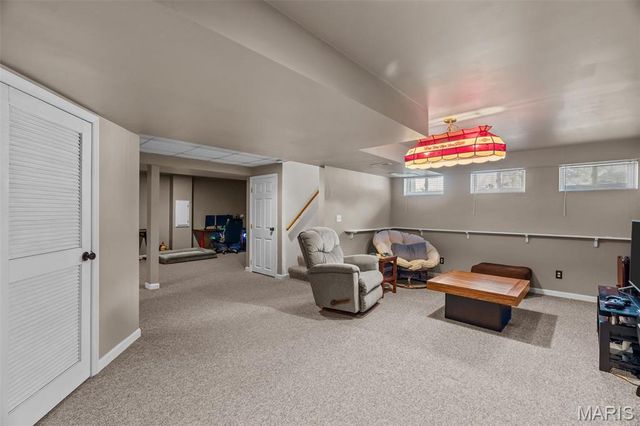 5794 Wickershire Lane, St Louis, MO 63129