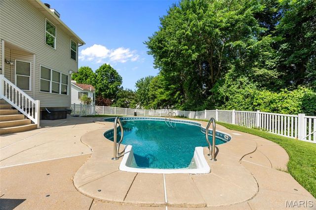 5794 Wickershire Lane, St Louis, MO 63129